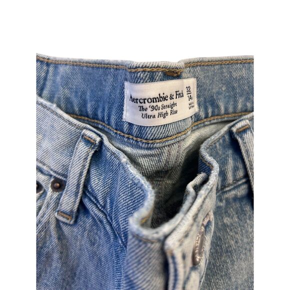 Abercrombie & Fitch Ultra High Rise 90s Straight Jean Size 32 Short Light WASH - Picture 2 of 8